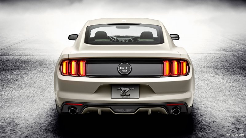 Ford Mustang сзади