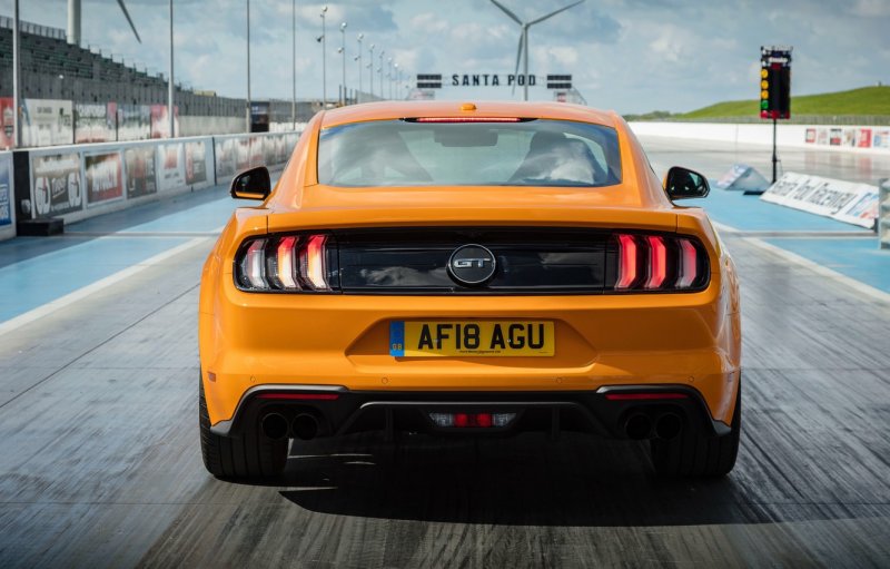 Ford Mustang gt 2018 сзади