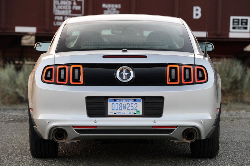 Ford Mustang 2013 сзади