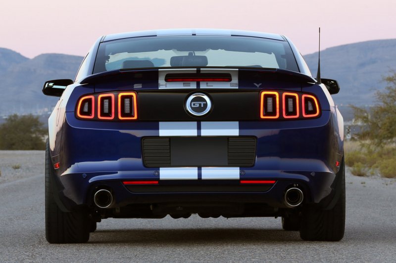 Ford Mustang Shelby gt500 зад