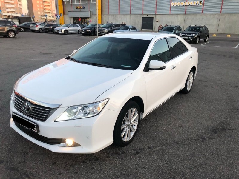 Toyota Camry 2013 3.5 белая