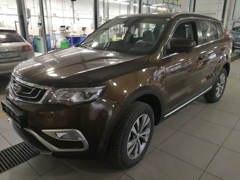 Geely Atlas янтарно золотой