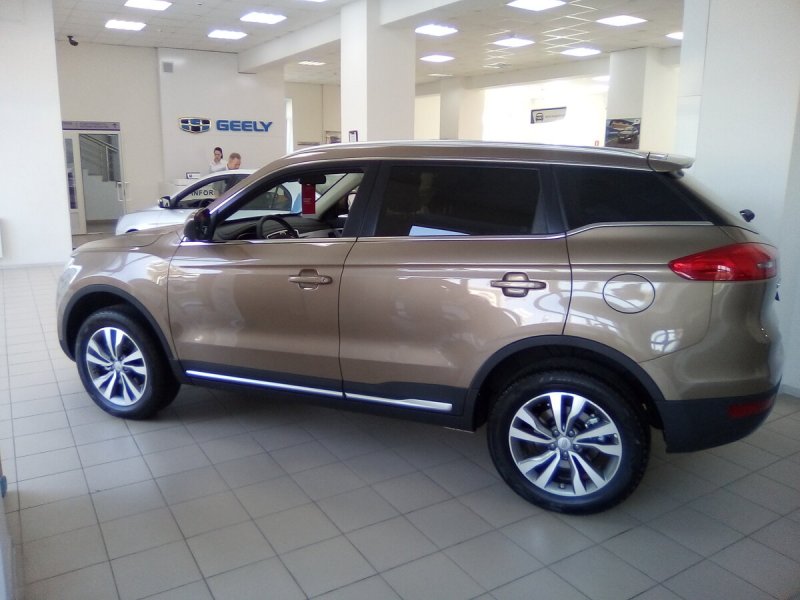 Geely Atlas янтарно золотой