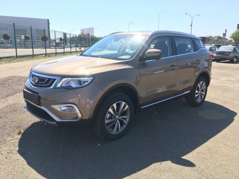 Geely Atlas янтарно золотой