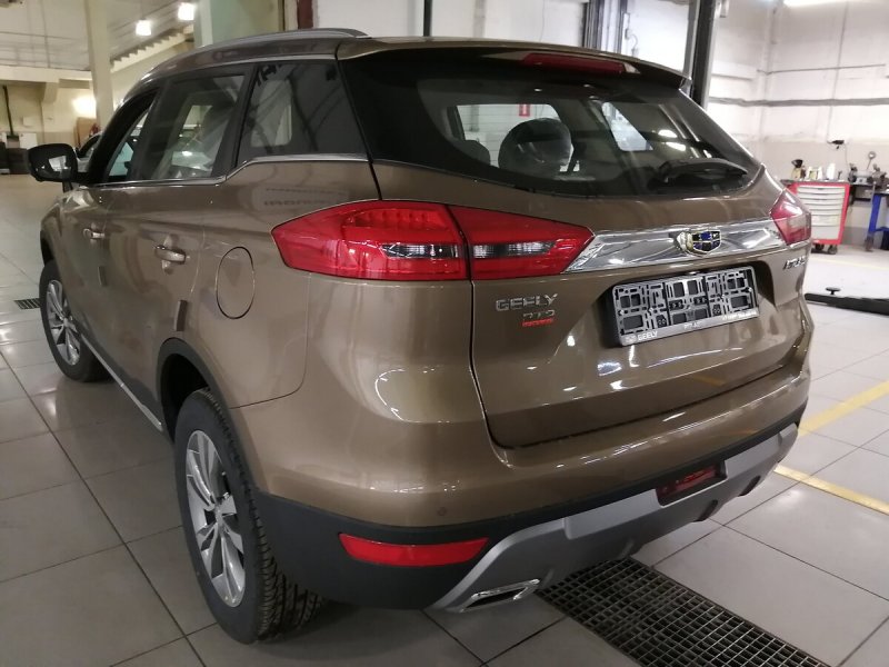 Geely Atlas золотистый