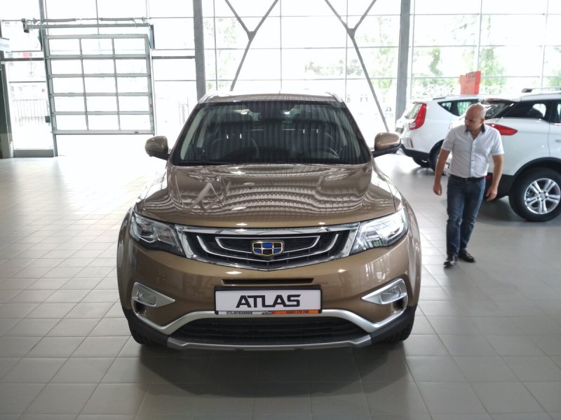 Geely Atlas золотистый