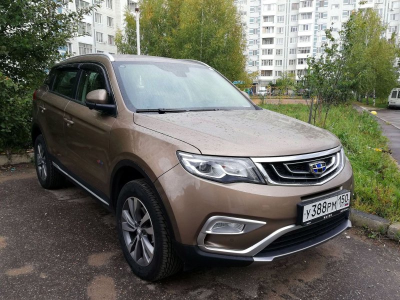 Geely Atlas янтарно золотой