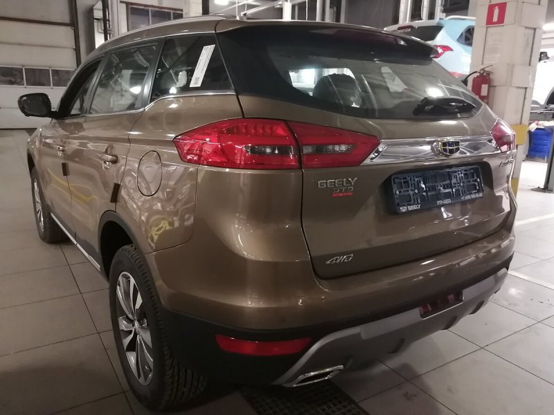 Geely Atlas золотистый