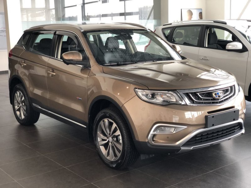 Geely Atlas янтарно золотой