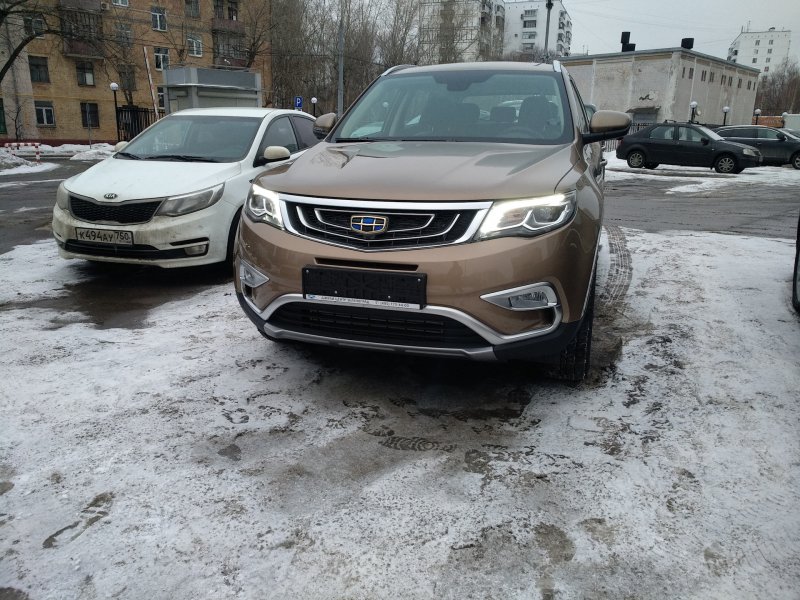 Geely Atlas янтарно золотистый