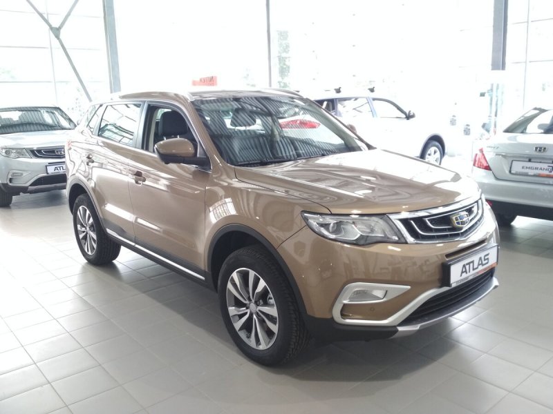 Geely Atlas янтарно золотой