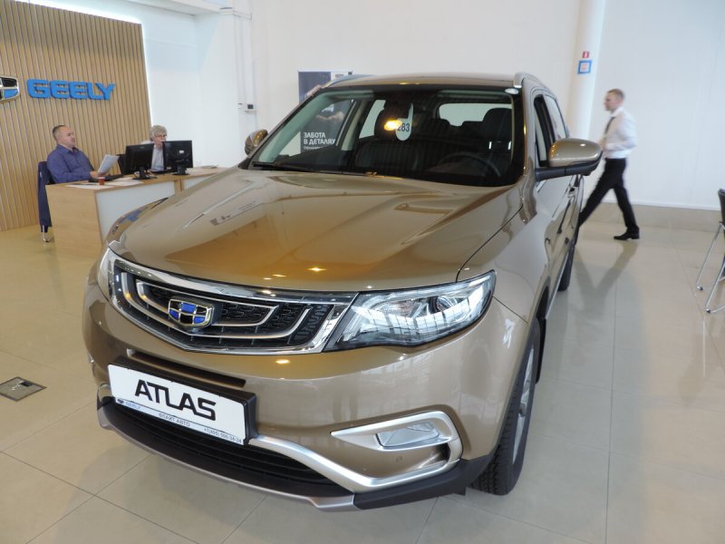 Geely Atlas янтарно золотой
