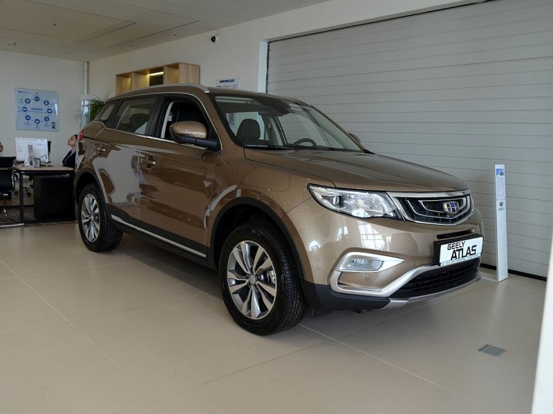 Geely Atlas золотистый