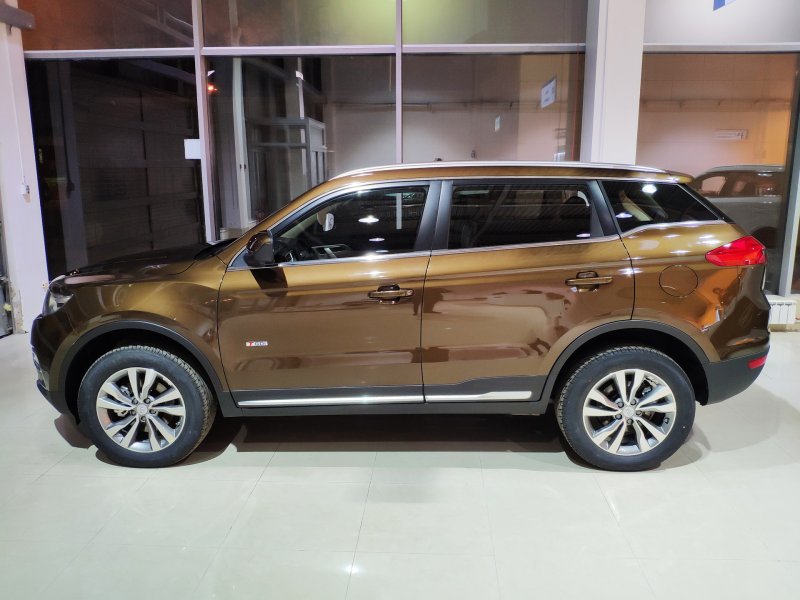 Geely Atlas коричневый