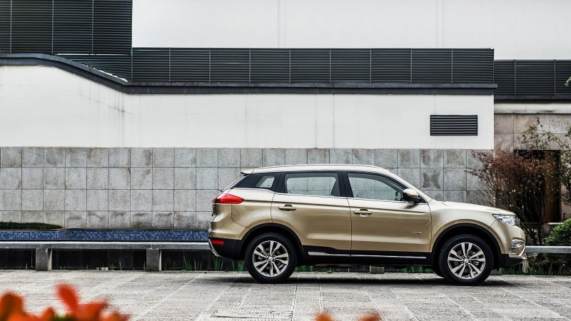 Geely Atlas золотой