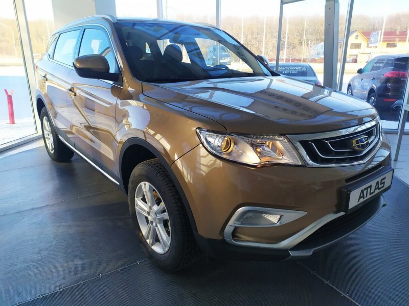 Geely Atlas янтарно золотой