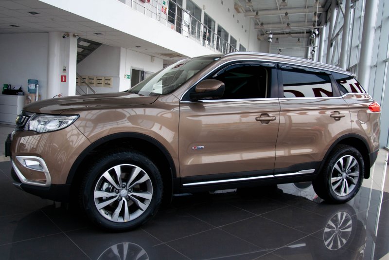 Geely Atlas золотой