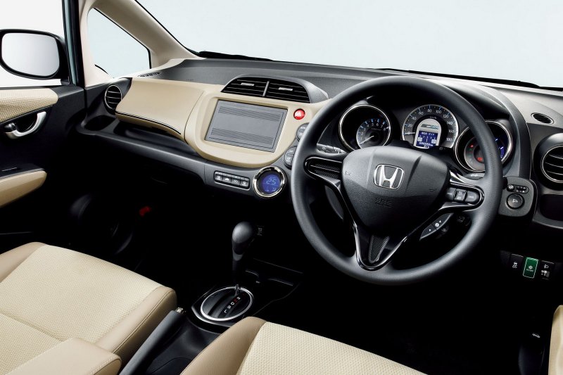 Honda Fit Shuttle Hybrid 2015