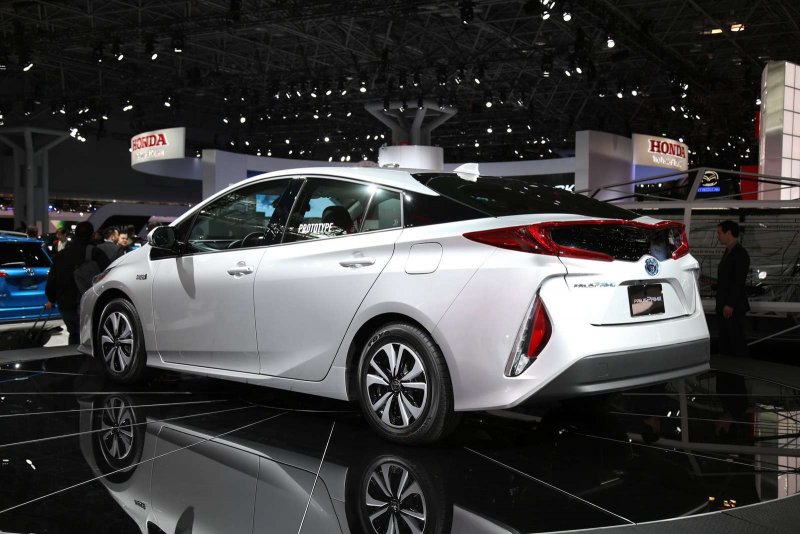Toyota Prius Прайм v40