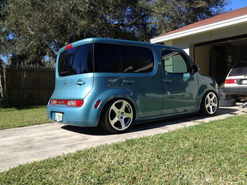 Nissan Cube painted