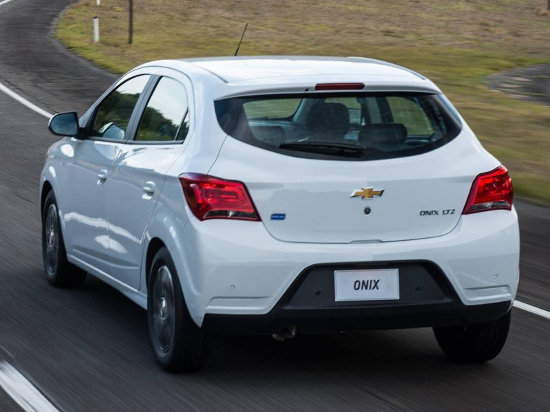 Chevrolet Onix 2021 хэтчбек