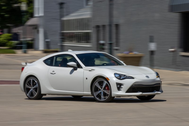 Toyota gt86 красная