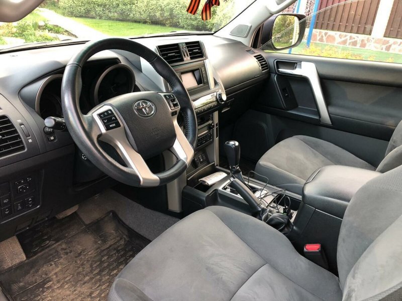 Toyota Land Cruiser Prado 2009 салон