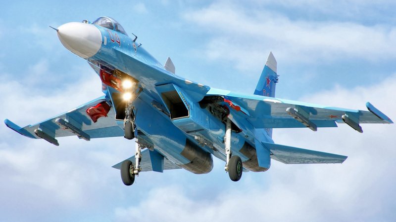 Военный самолет Су 27