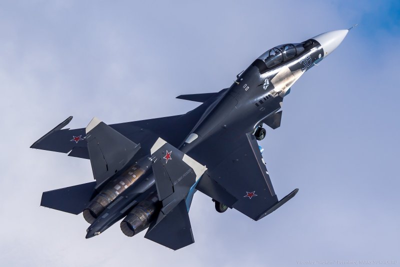 Военный самолет Су 30