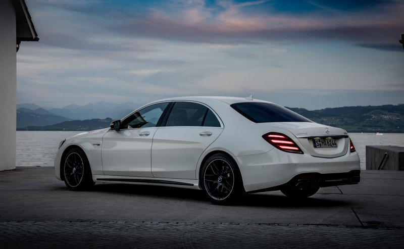 Белый Мерседес 63 s AMG
