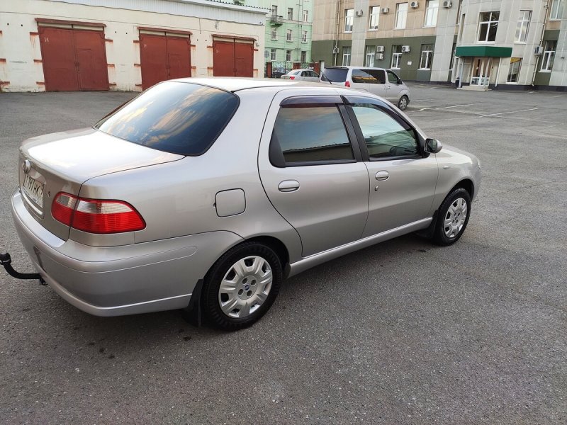 Машина Fiat Albea серебристая