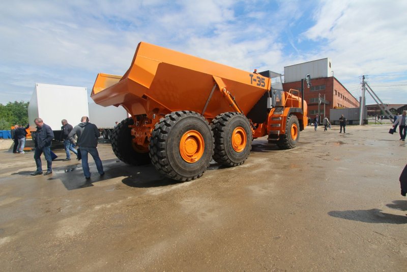 БЕЛАЗ-75710 И человек