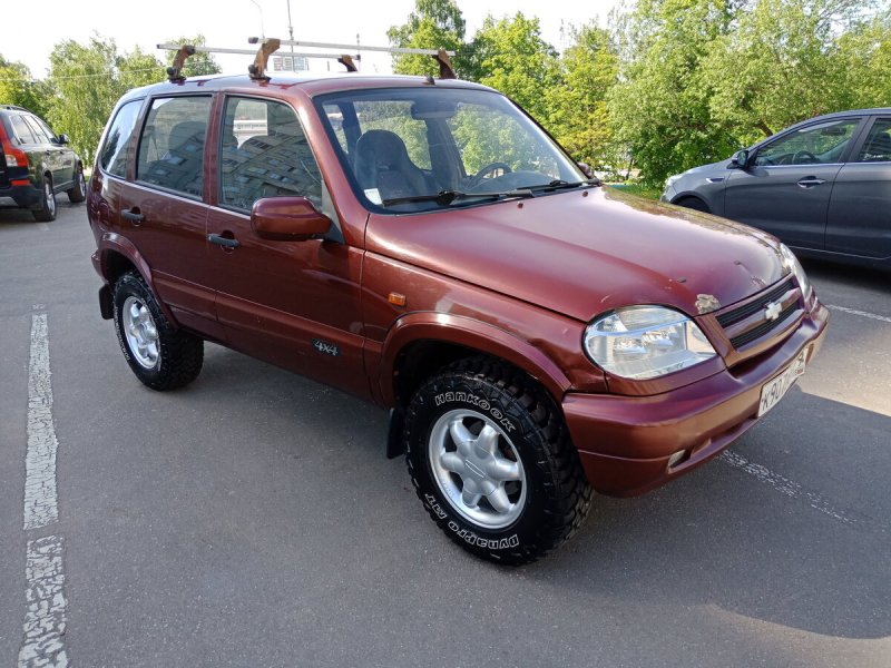 Нива Шевроле 2005 бордовая