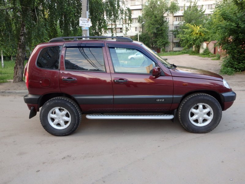 Chevrolet Niva 2005 вишнёвая