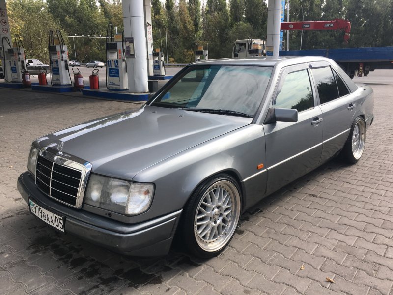 Мерседес-Бенц 124 е300
