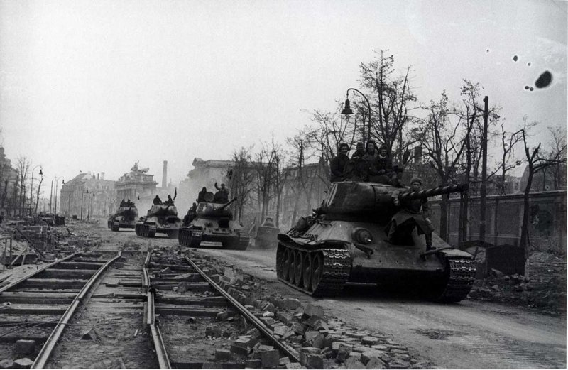 Советские танки т34 в Берлине 1945