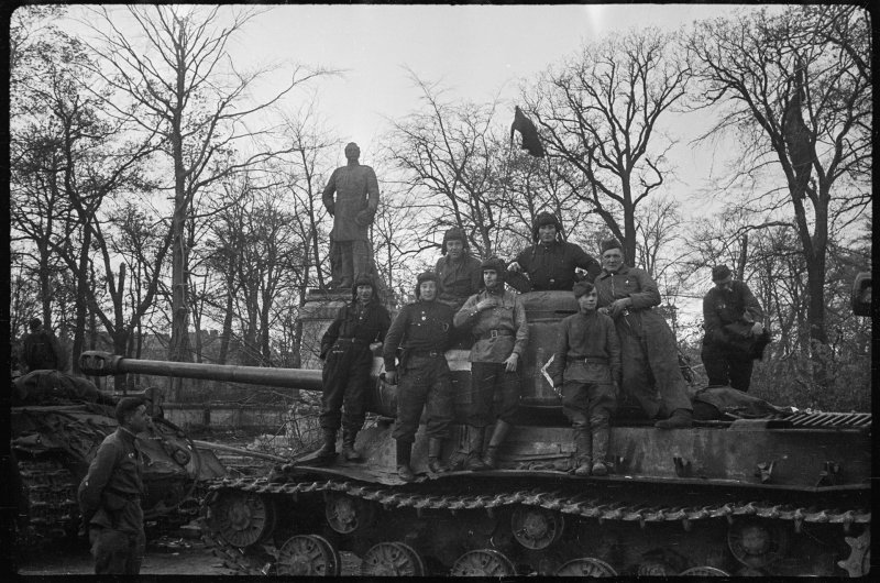 Фаминский Берлин 1945 танкисты
