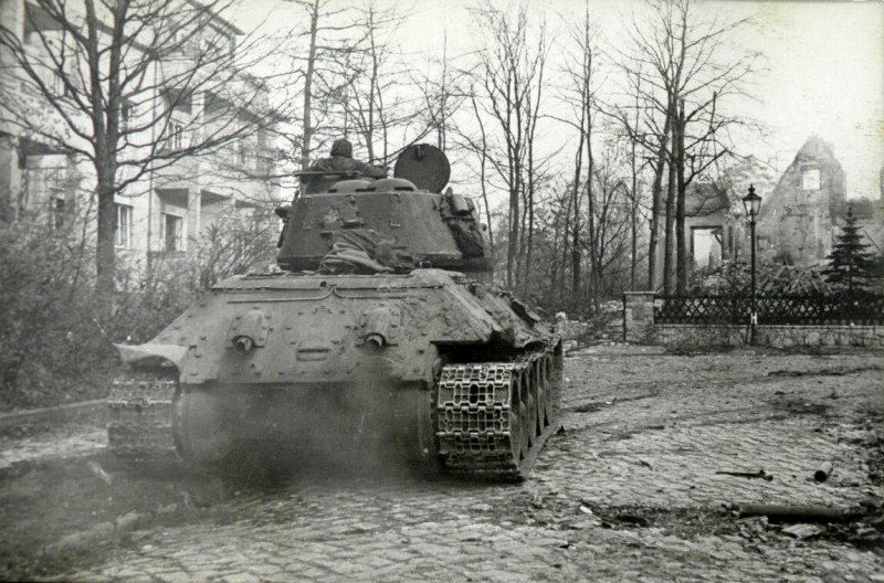 Советские танки т34 в Берлине 1945