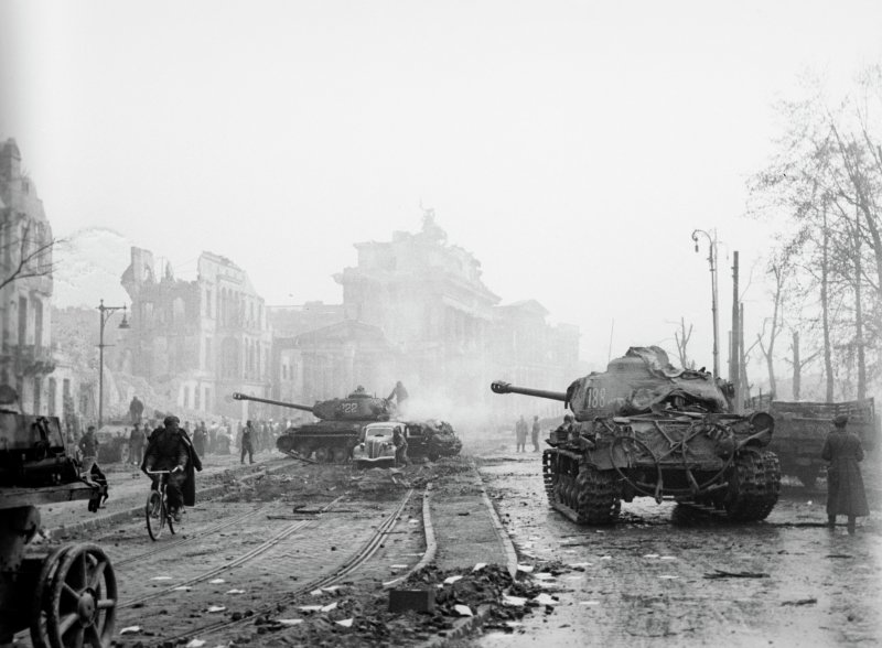 ИС-2 В Берлине 1945