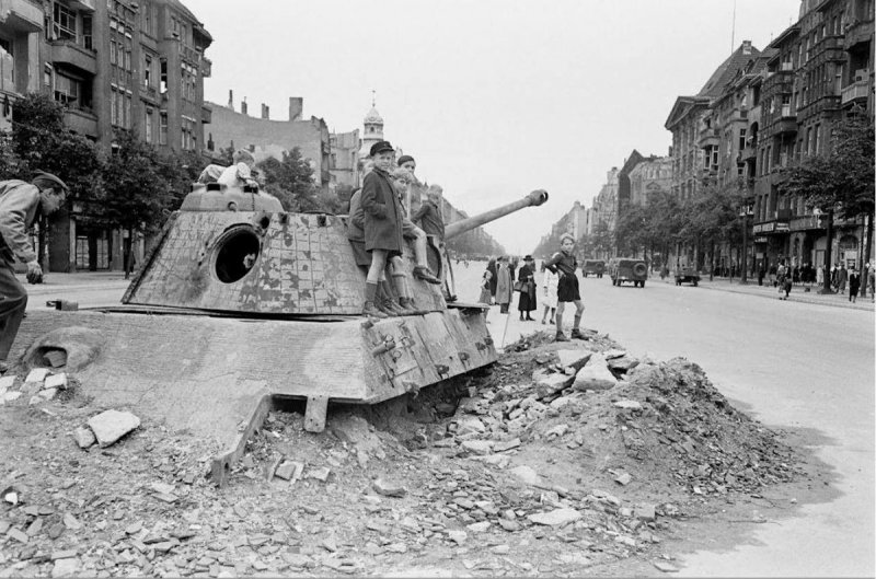Танк пантера в Берлине 1945