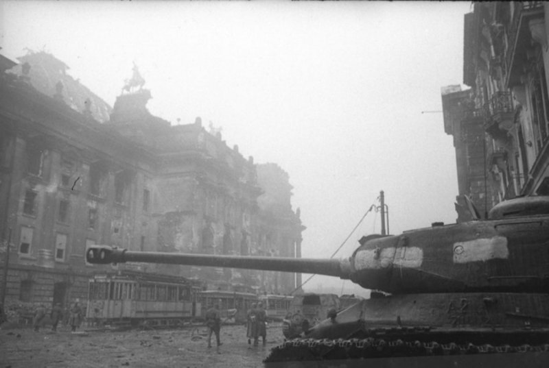 ИС-2 В Берлине 1945