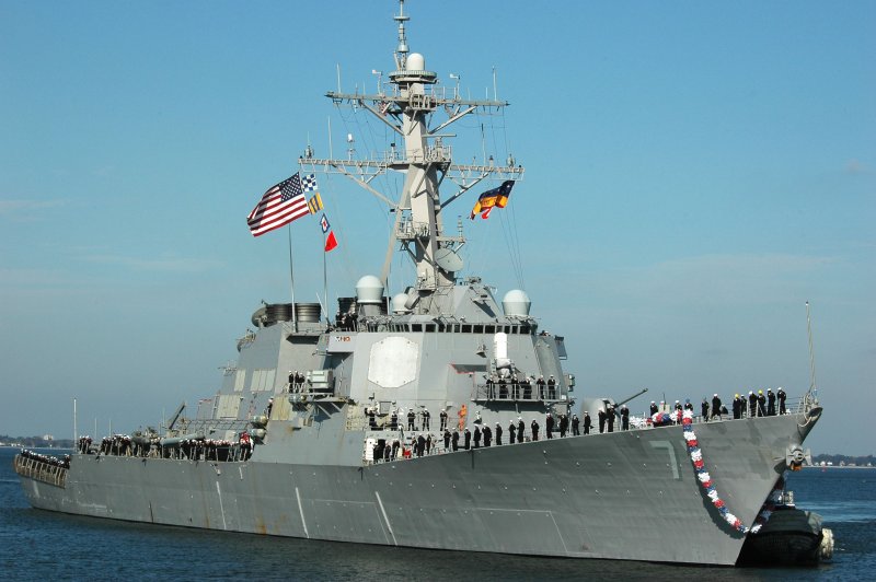 Миноносец ВМС США "Джон Маккейн" в заливе Петра Великого