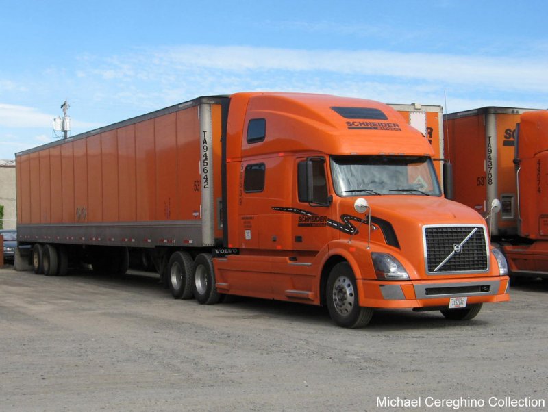 Тягач Volvo VNL 780