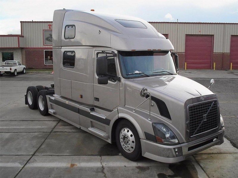 Грузовик Volvo VNL 780