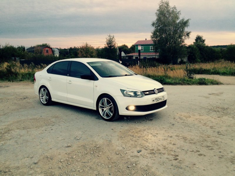 Volkswagen Polo sedan белый