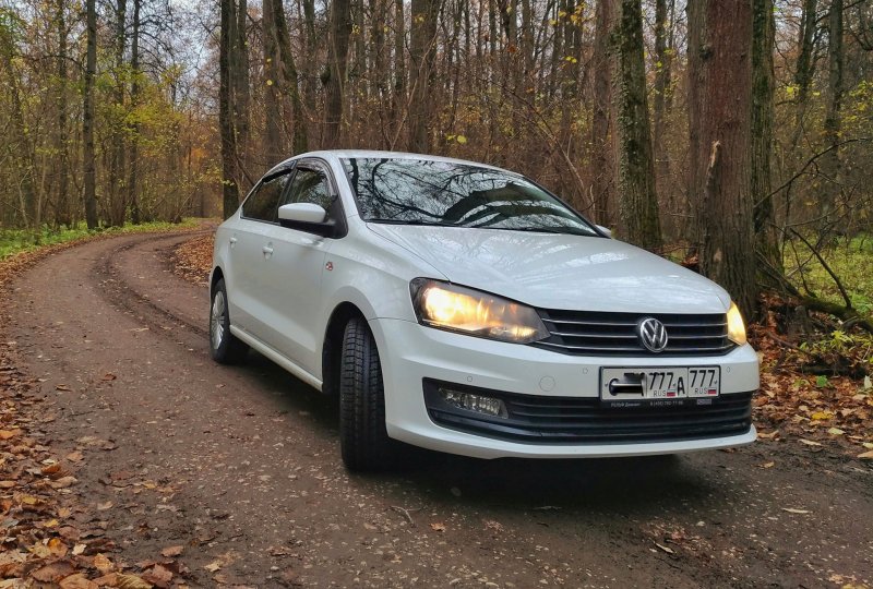 Volkswagen Polo sedan белый