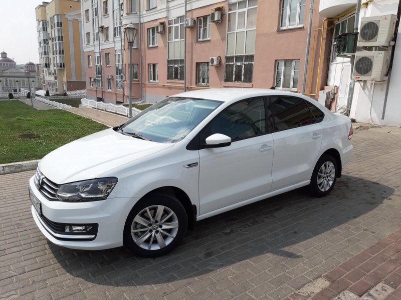Volkswagen Polo sedan белый