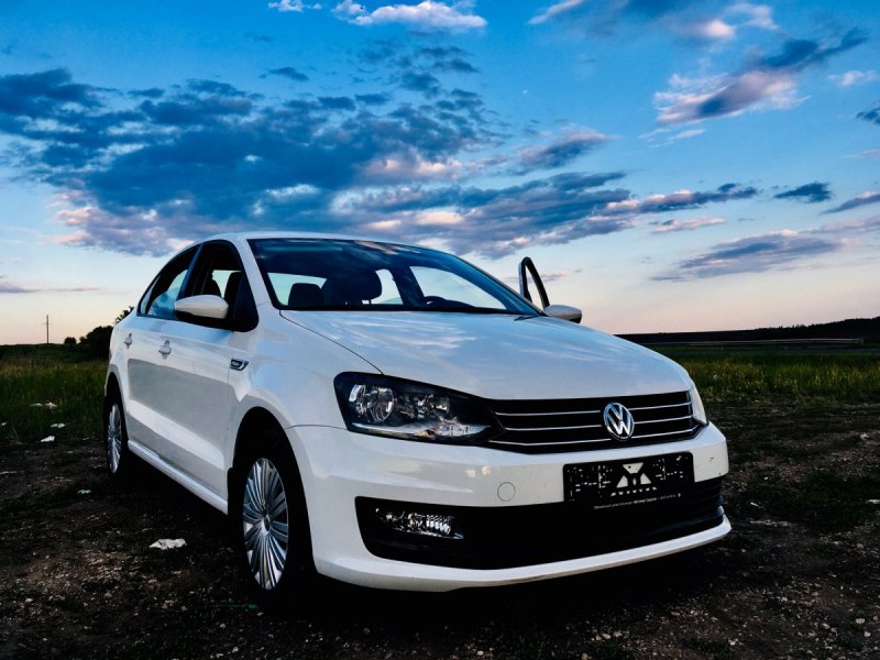 Volkswagen Polo sedan белый