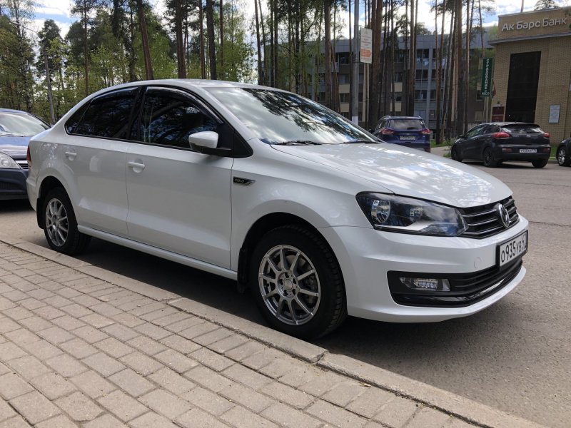 Volkswagen Polo sedan белый