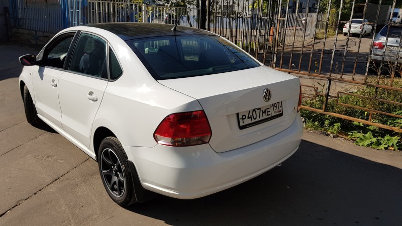 Volkswagen Polo sedan белый